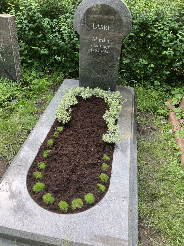 Grabpflege frisch gepflanzt Markus Hübl