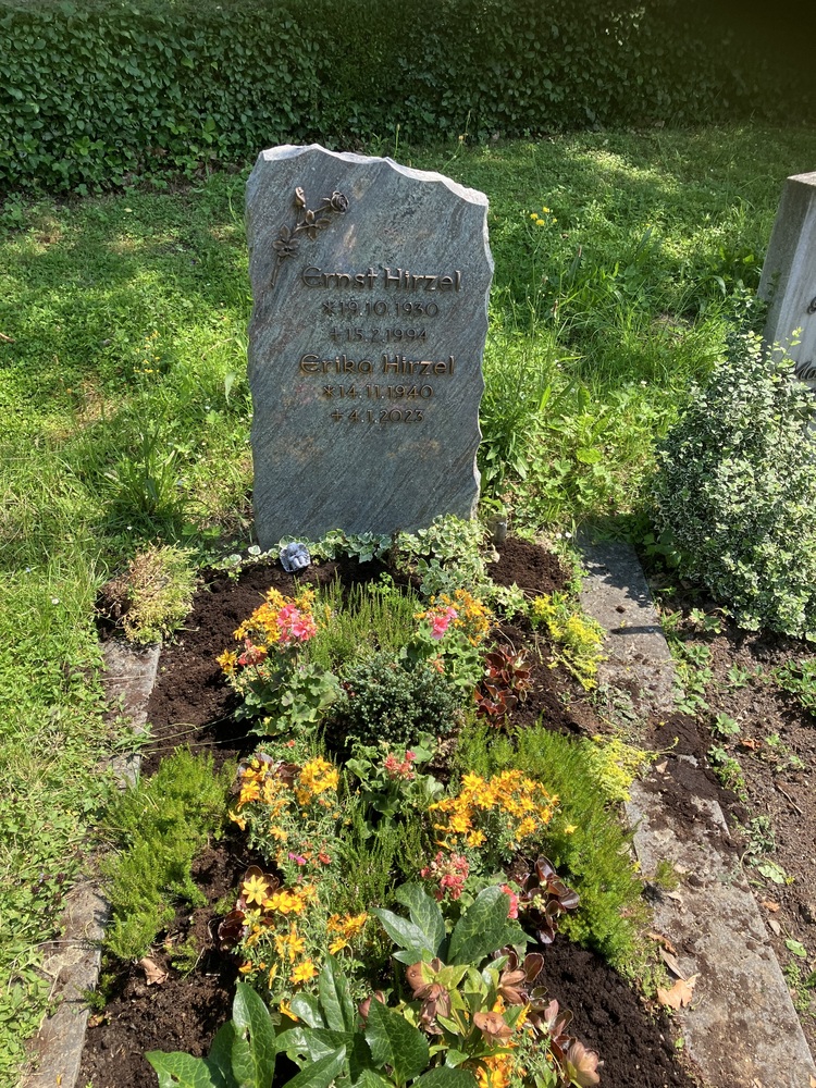 Grabpflege mit Tagetes und Pelargonien Markus Hübl